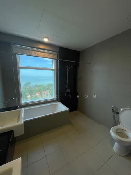 Kondominium untuk Disewa di Bayu Ferringhi Condominiums - Vick Teoh - Bathroom - PropertyGuru.com.my