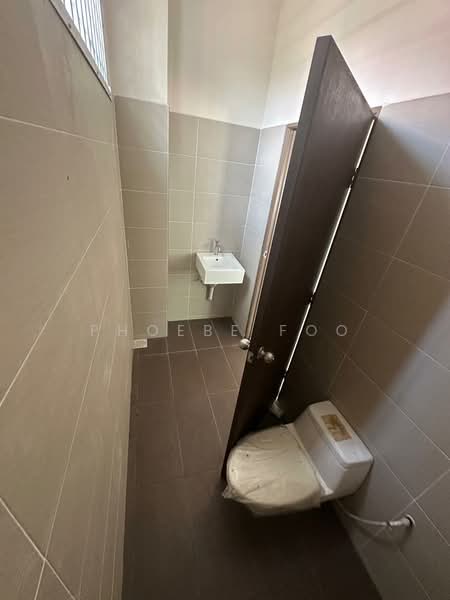 Semi-Detached House for Sale in Taman Perling (Perling) - Phoebe Foo - Bathroom - PropertyGuru.com.my