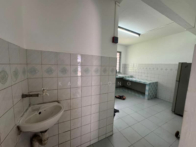 Taman Muhibbah, Saleng,Kulai untuk Untuk Dijual - RM 313,000, Mac 2026 - Kitchen - PropertyGuru.com.my