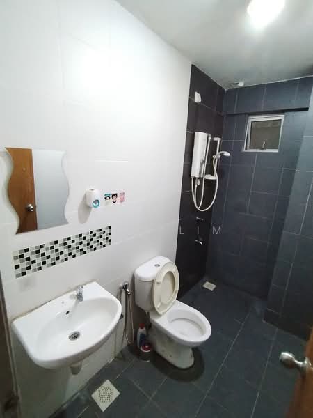 Zennith Suites (Pangsapuri Kebun Teh) untuk Untuk Disewa - RM 2,000 /bulan, Mac 2026 - Bathroom - PropertyGuru.com.my