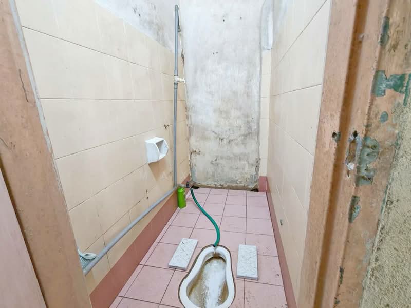 Terrace Factory for Sale in Taman Mount Austin (Tebrau) - Max Loh - Bathroom - PropertyGuru.com.my