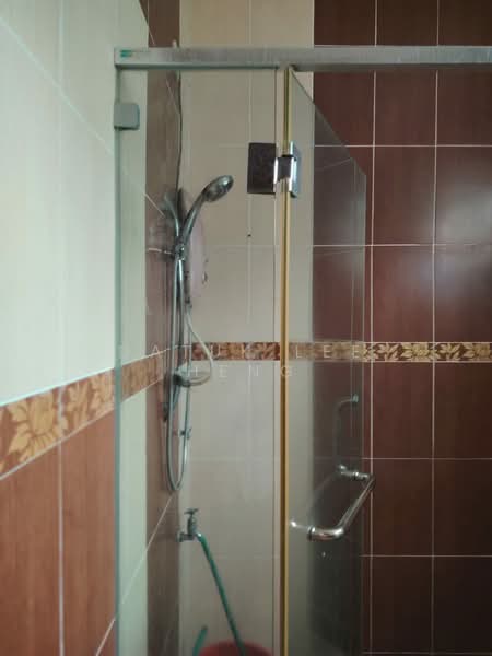 Semi-Detached House for Rent in Taman Istana (Ipoh) - Datuk Lee Heng - Bathroom - PropertyGuru.com.my
