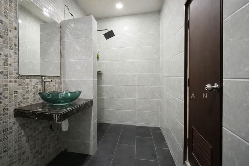 1.5-storey Terraced House for Sale in Seri Kembangan (Selangor) - Nor Azdlin Adnan - Bathroom - PropertyGuru.com.my