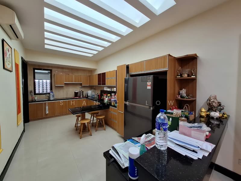 Rumah Berkembar untuk Dijual di Taman Aman Sari (Bandar Kinrara) - Shanice Low - Kitchen - PropertyGuru.com.my