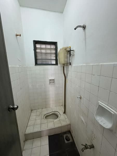 Rumah Teres 2 Tingkat untuk Dijual di Taman Mastiara - Kelly Lai - Bathroom - PropertyGuru.com.my