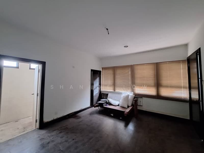 Rumah Berkembar untuk Dijual di Taman Aman Sari (Bandar Kinrara) - Shanice Low - Living Room - PropertyGuru.com.my