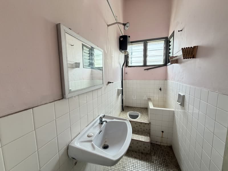 Semi-Detached House for Sale in Taman Bersatu (Ipoh) - Jodie Kuan - Bathroom - PropertyGuru.com.my