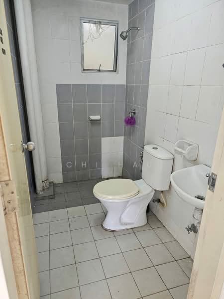 Pangsapuri untuk Disewa di Seri Intan Apartment - Chi Hau - Bathroom - PropertyGuru.com.my