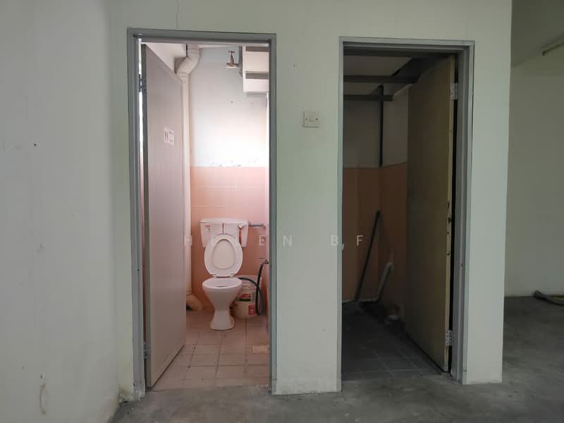 Shop / Office untuk Disewa di Ayer Leleh (Melaka City) - Helen BF - Bathroom - PropertyGuru.com.my