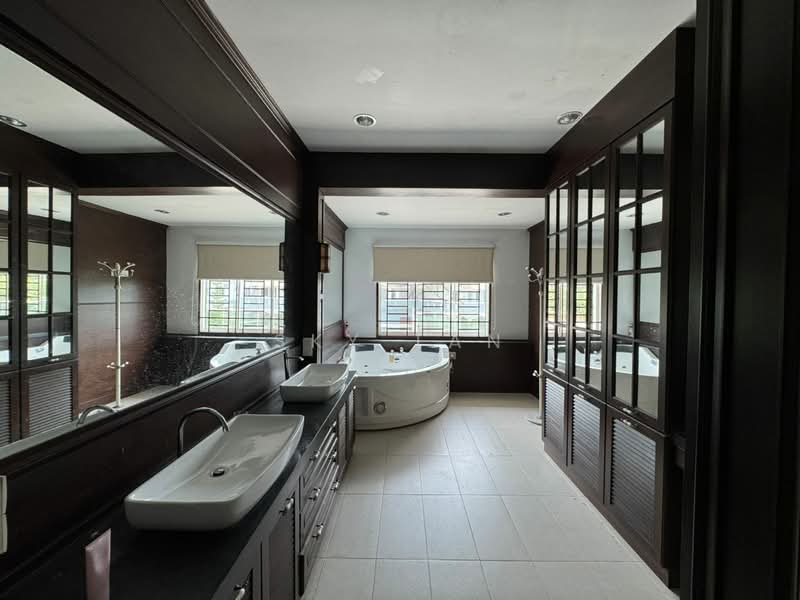 Taman Bukit Kempas untuk Untuk Dijual - RM 1,680,000, Mac 2026 - Bathroom - PropertyGuru.com.my