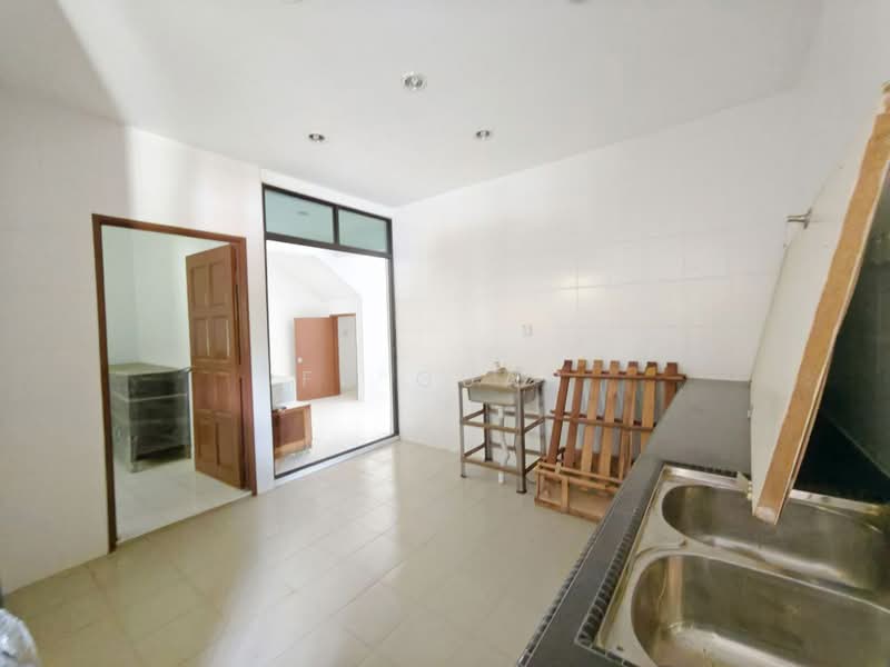 2-storey Terraced House for Sale in Bandar Baru Permas Jaya (Permas Jaya) - Fu Guan - Kitchen - PropertyGuru.com.my