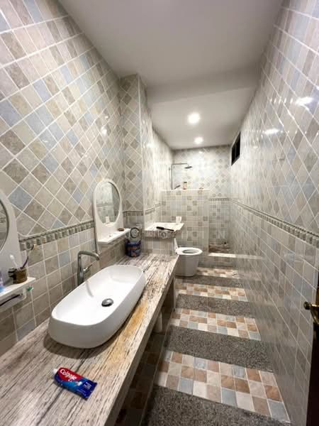 Semi-Detached House for Sale in Taman Pelangi Indah (Ulu Tiram) - Kuu Chin - Bathroom - PropertyGuru.com.my