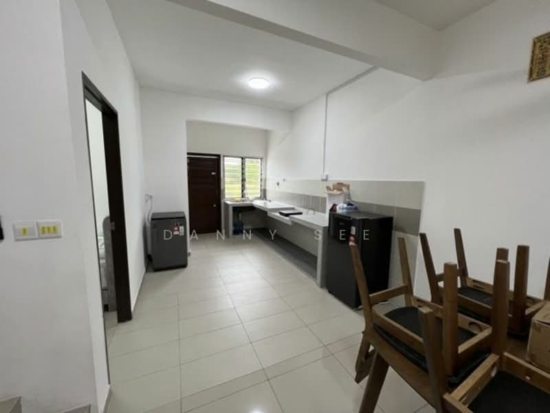 Kelapa Sawit Kulai Saujana Jaya Double Storey Terrace House untuk Untuk Disewa - RM 2,300 /bulan, Mac 2026 - Kitchen - PropertyGuru.com.my