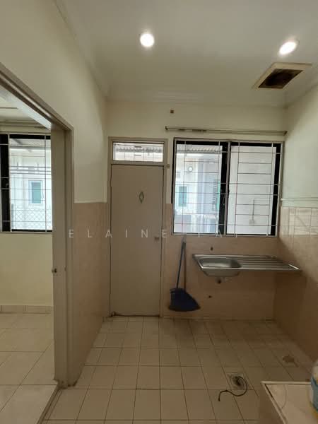 Bandar Bukit Tinggi 2 untuk Untuk Disewa - RM 2,200 /bulan, Mac 2026 - Kitchen - PropertyGuru.com.my