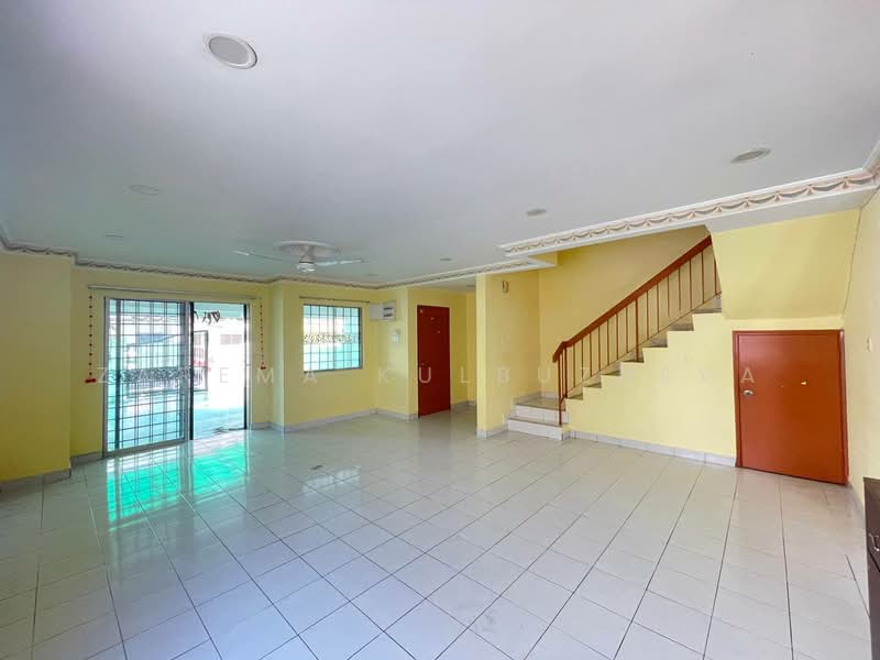 2-storey Terraced House for Sale in Kajang (Selangor) - Zarema Kulbuzheva - Living Room - PropertyGuru.com.my