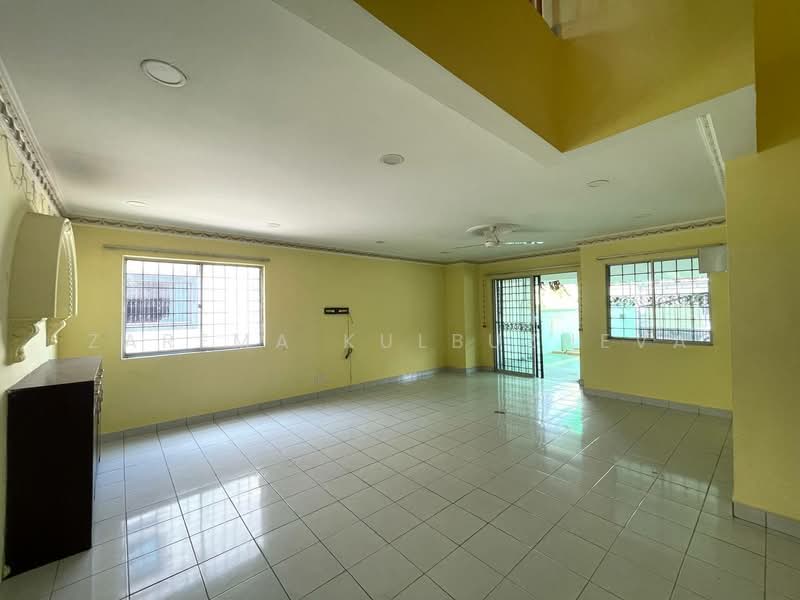 2-storey Terraced House for Sale in Kajang (Selangor) - Zarema Kulbuzheva - Living Room - PropertyGuru.com.my