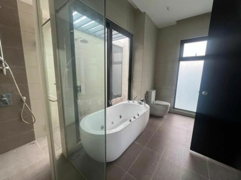 Semi-Detached House for Sale in Taman Molek (Johor Bahru) - Siew Hui - Bathroom - PropertyGuru.com.my