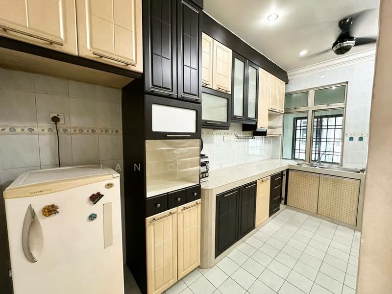 Taman Nusa Bestari untuk Untuk Disewa - RM 1,900 /bulan, Mac 2026 - Kitchen - PropertyGuru.com.my