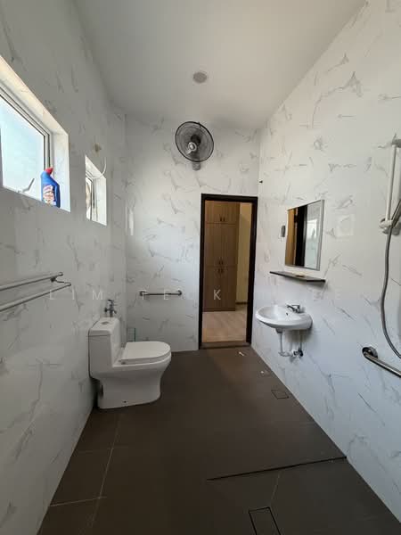 Taman Pertam Jaya untuk Untuk Dijual - RM 618,000, Mac 2026 - Bathroom - PropertyGuru.com.my