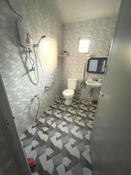 Pasir Pinji Single Sty Corner Lot untuk Untuk Disewa - RM 1,200 /bulan, Mac 2026 - Bathroom - PropertyGuru.com.my