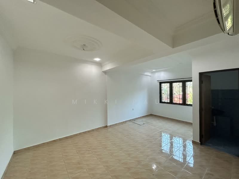 Untuk Disewa - Corner Lot, 2-storey, Done renovated.