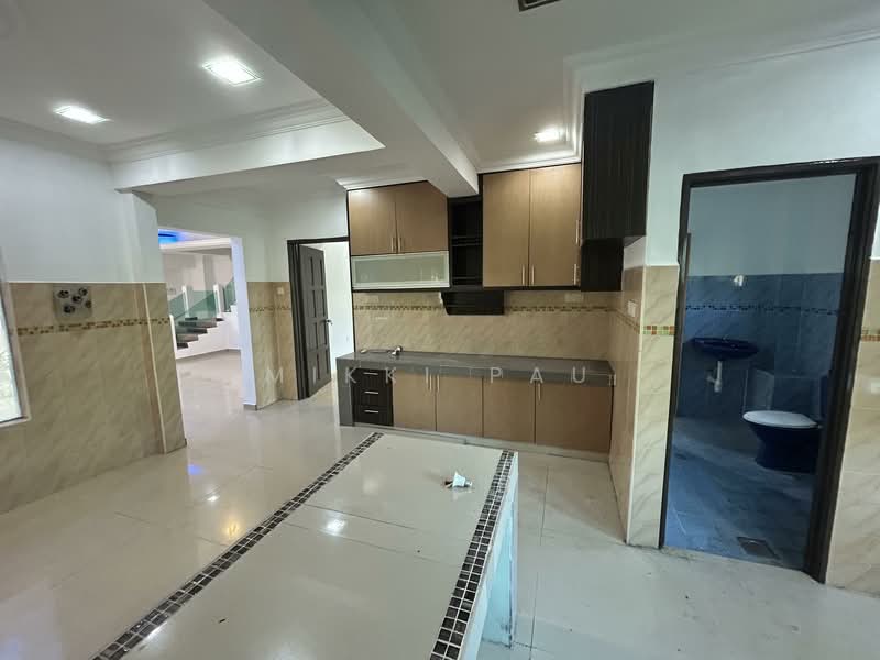 Untuk Disewa - Corner Lot, 2-storey, Done renovated.