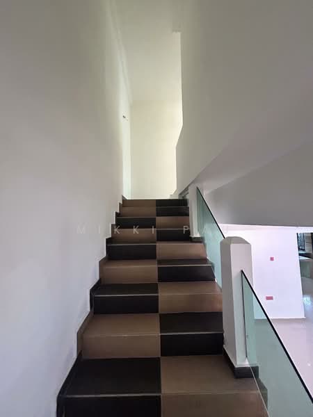 Untuk Disewa - Corner Lot, 2-storey, Done renovated.