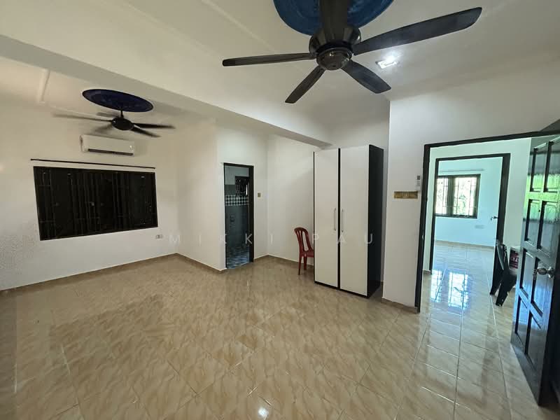 Untuk Disewa - Corner Lot, 2-storey, Done renovated.