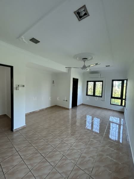 Untuk Disewa - Corner Lot, 2-storey, Done renovated.