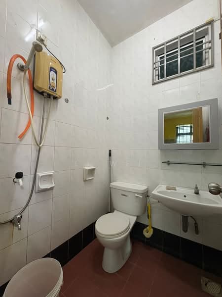 1-storey Terraced House for Rent in Taman Gaya (Ulu Tiram) - Li Wei - Bathroom - PropertyGuru.com.my