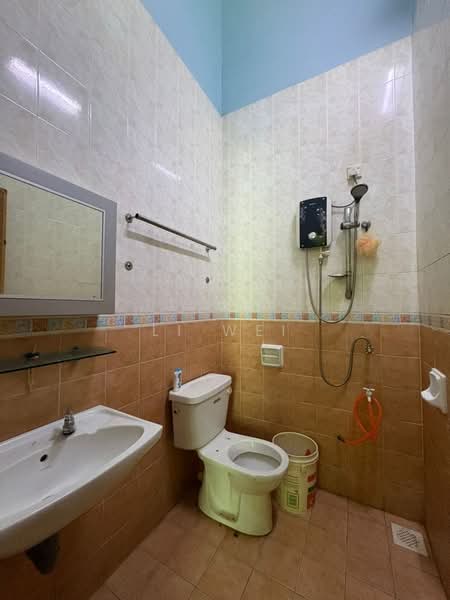 1-storey Terraced House for Rent in Taman Gaya (Ulu Tiram) - Li Wei - Bathroom - PropertyGuru.com.my