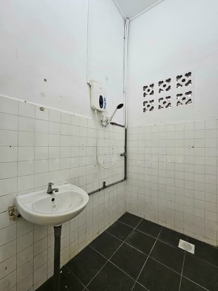 1-storey Terraced House for Sale in Taman Johor Jaya (Johor Bahru) - Brandon Khor - Bathroom - PropertyGuru.com.my