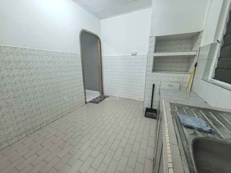 Flat for Sale at Flat Taman Ungku Tun Aminah - Nicole Tan - Kitchen - PropertyGuru.com.my