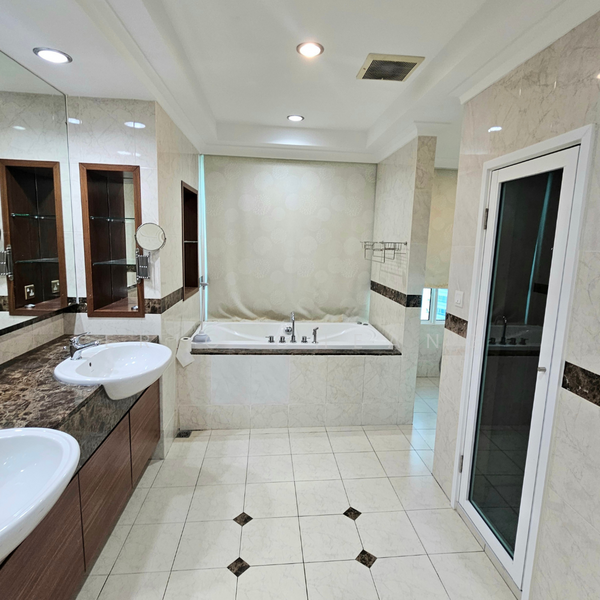 Kondominium untuk Dijual di The Cove Condominium - Eric Cheang - Master Bathroom  - PropertyGuru.com.my