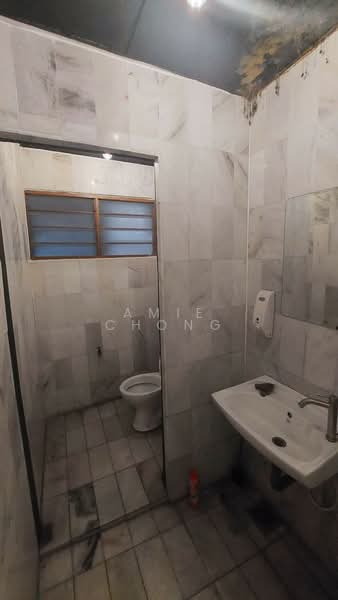 Bercham Double Storey Shop For Sale untuk Untuk Dijual - RM 629,000, Apr 2026 - Bathroom - PropertyGuru.com.my