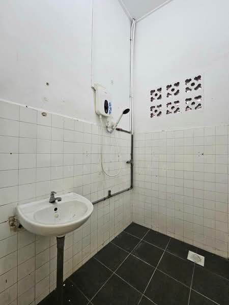 1-storey Terraced House for Sale in Taman Johor Jaya (Johor Bahru) - Tuan Ling - Bathroom - PropertyGuru.com.my