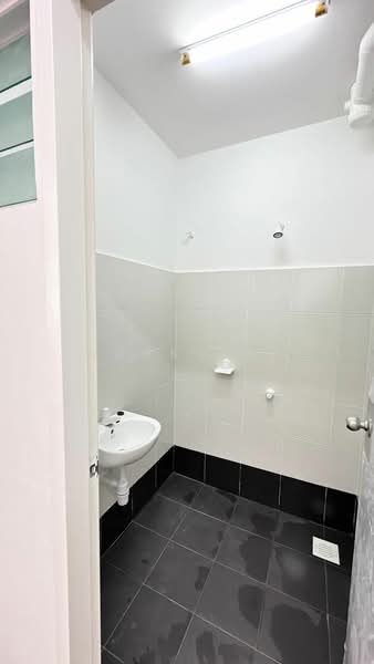 Apartment for Rent at Pangsapuri Flora Indah - Mark Lai - Bathroom - PropertyGuru.com.my
