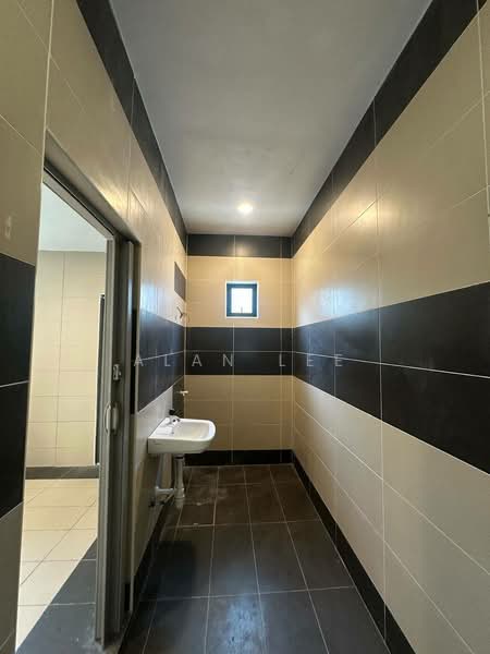 Taman Sri Kulai Baru untuk Untuk Dijual - RM 488,000, Mac 2026 - Bathroom - PropertyGuru.com.my