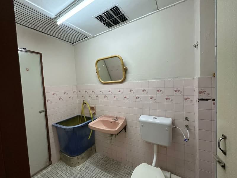 Rumah Teres 2 Tingkat untuk Disewa di Taman Sri Sinar (Segambut) - Eddy Lee - Bathroom - PropertyGuru.com.my