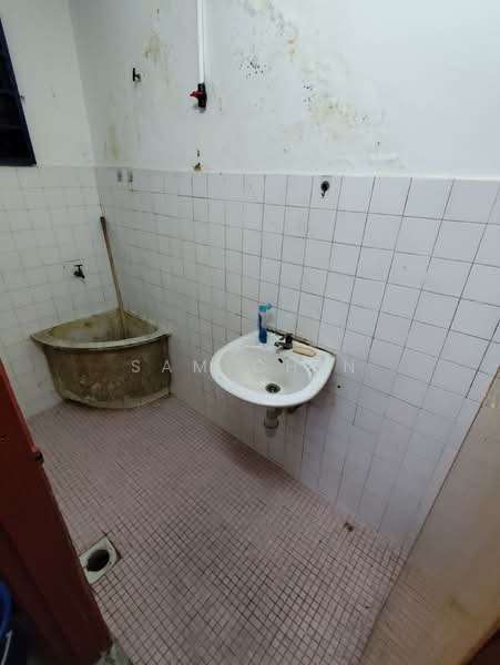 Shop for Rent in Serdang Raya (Seri Kembangan) - Sam Chin - Bathroom - PropertyGuru.com.my