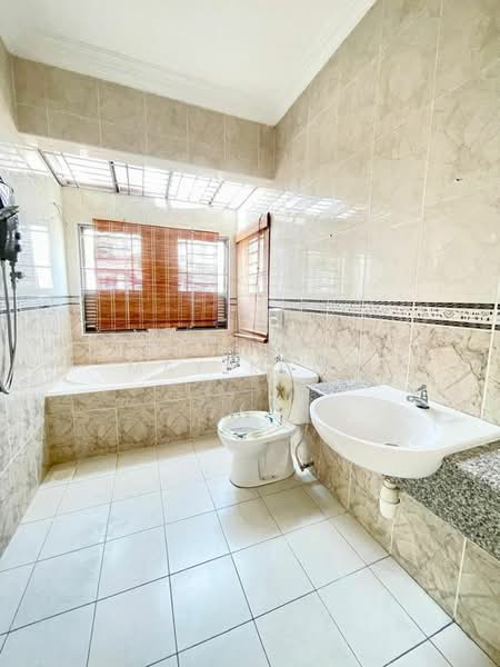 Semi-Detached House for Sale at Taman Austin Perdana - May Khoo - Bathroom - PropertyGuru.com.my