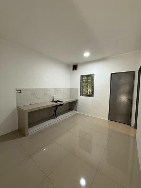 Jalan Banjaran, Kempas Baru, Johor Bahru untuk Untuk Dijual - RM 550,000, Apr 2026 - Kitchen - PropertyGuru.com.my