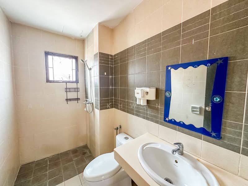 Semi-Detached House for Sale in Puncak Bangi (Bandar Baru Bangi) - Ahmad Ikhwan Arif - Bathroom - PropertyGuru.com.my