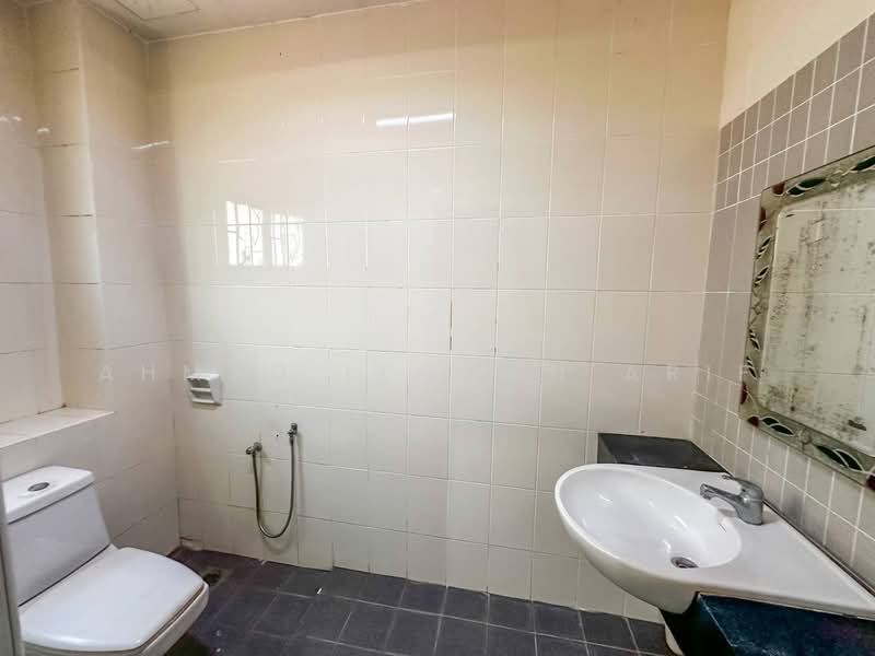 Semi-Detached House for Sale in Puncak Bangi (Bandar Baru Bangi) - Ahmad Ikhwan Arif - Bathroom - PropertyGuru.com.my