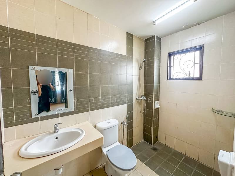 Semi-Detached House for Sale in Puncak Bangi (Bandar Baru Bangi) - Ahmad Ikhwan Arif - Bathroom - PropertyGuru.com.my