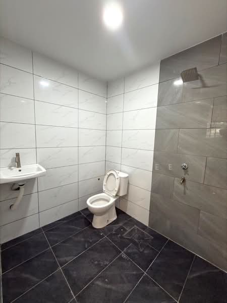 1-storey Terraced House for Sale in Taman Desa Skudai (Skudai) - Calvin Lee - Bathroom - PropertyGuru.com.my