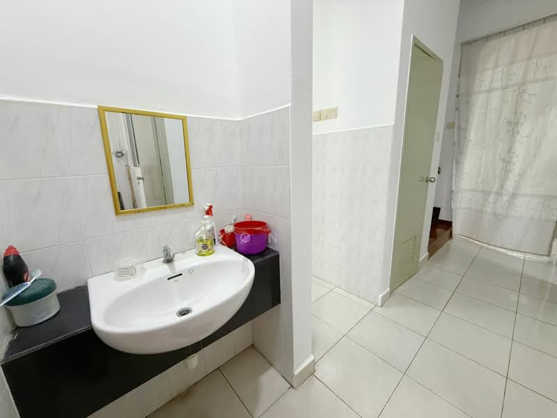 1.5-storey Terraced House for Sale in Johor Bahru (Johor) - Jason Tan - Bathroom - PropertyGuru.com.my