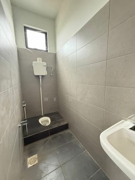 Semi-D Factory for Sale in Kampung Sengkuang (Sri Gading) - WK Dee - Bathroom - PropertyGuru.com.my