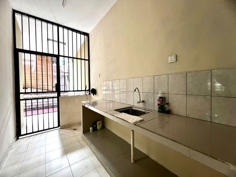 Cluster House for Sale in Austin Heights (Tebrau) - Kuu Chin - Kitchen - PropertyGuru.com.my