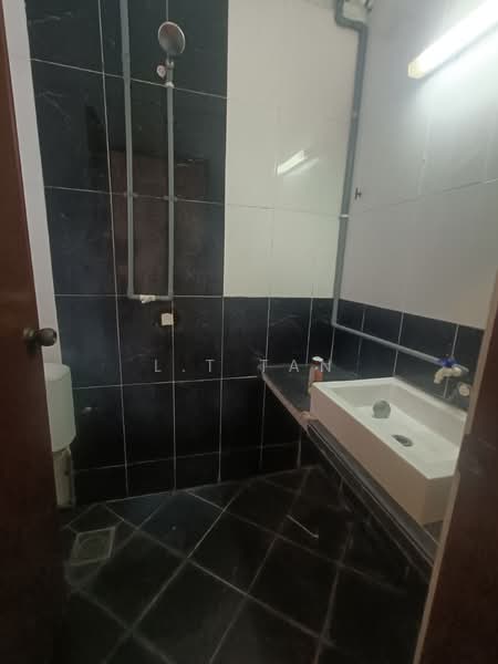 Semi-Detached House for Sale in Taman Putra (Ampang) - L.T Tan - Bathroom - PropertyGuru.com.my